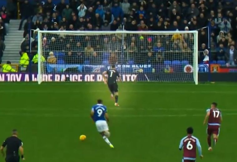 El Dibu Martínez hizo de las suyas una vez más