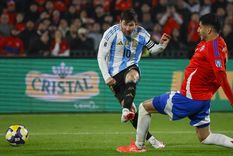 Los hinchas de Chile ovacionaron a Lionel Messi y la prensa local no lo dejó pasar.