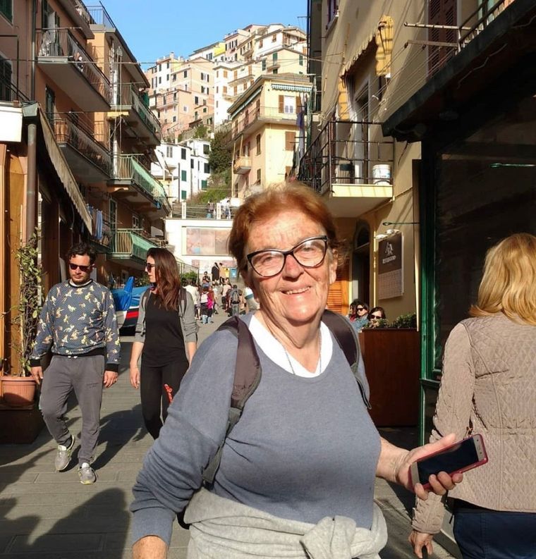 Elva en uno de sus viajes en Cinque Terre, Italia Foto: IG @viajeraabuelita