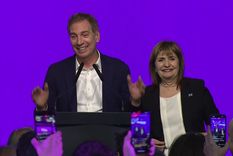 Diego Santilli y Patricia Bullrich subieron juntos al escenario en el búnker de LLA.