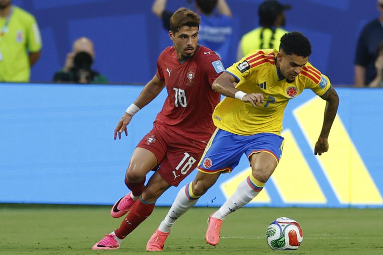 Luis Díaz, delantero de Colombia, disputa el balón con Pedro Neto, extremo de Portugal. Luis Díaz, delantero de Colombia, disputa el balón con Pedro Neto, extremo de Portugal.