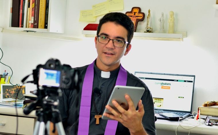 Los curas influencers, con cientos de miles de seguidores, rutinas de ejercicio que se vuelven virales. Los curas influencers, con cientos de miles de seguidores, rutinas de ejercicio que se vuelven virales.