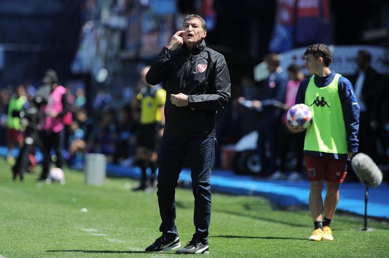 Falcioni no se guardó nada y apuntó contra el arbitraje. Foto: Télam