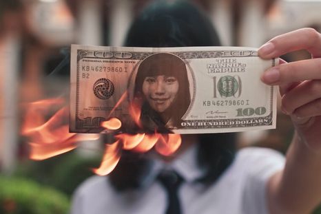 Incómoda. Incómoda.