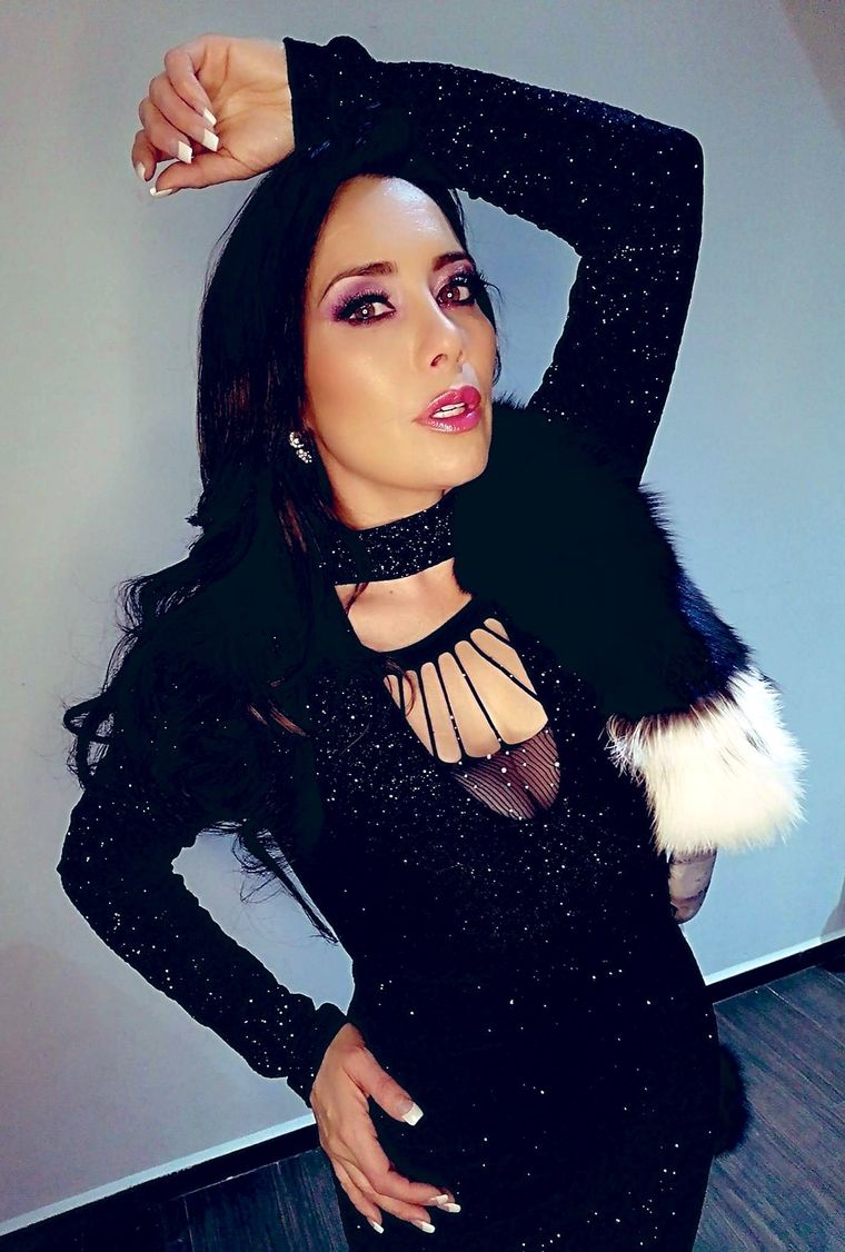 Sugey Ábrego descontroló las redes con un conjunto de lencería transparente.