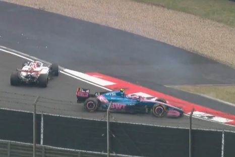 El choque entre Franco Colapinto y Esteban Ocon en Shanghái terminó con ambos autos haciendo un trompo. El choque entre Franco Colapinto y Esteban Ocon en Shanghái terminó con ambos autos haciendo un trompo.