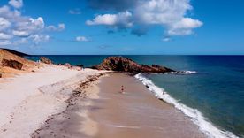 Esta playa se encuentra en el estado de Ceará, sobre la costa nordeste de Brasil. Esta playa se encuentra en el estado de Ceará, sobre la costa nordeste de Brasil.