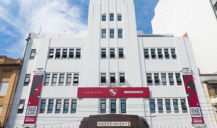 La disputa de poder en la tribuna de Independiente se trasladó al hall de la sede de Avenida Mitre. Foto: @Independiente
