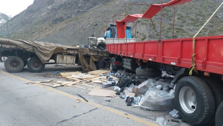 Así quedaron los dos camiones tras el accidente cerca del paso a Chile.&nbsp;