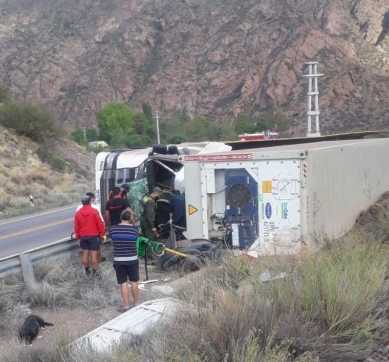 El camión quedó a un costado de la ruta 7