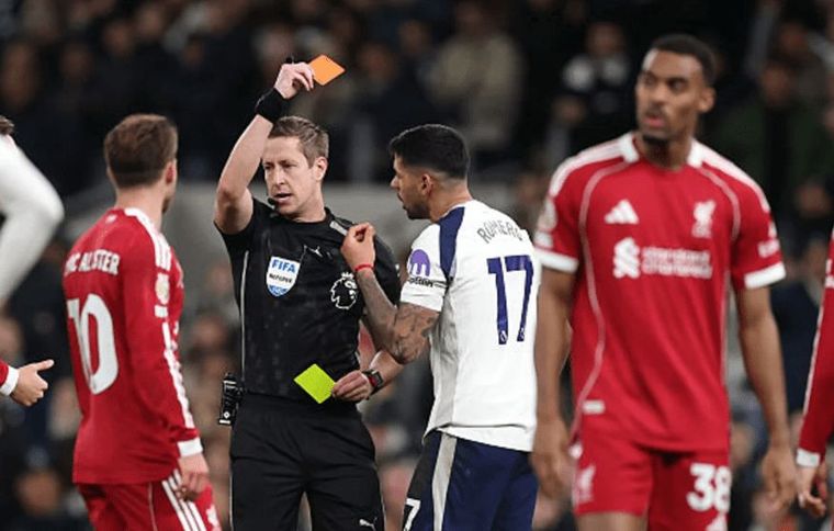 El Cuti Romero vio la roja por doble amarilla ante Liverpool y reaccionó de manera desmedida contra el juez principal.