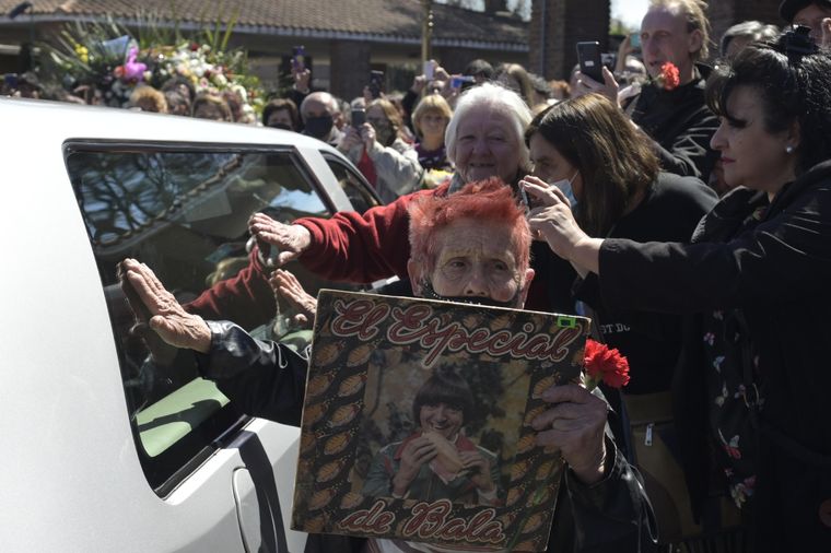 La despedida final y el dolor de los seguidores de Carlitos Balá Foto: Télam