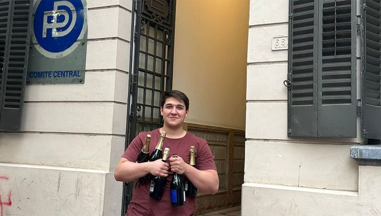 Uno de los militantes del PD con espumantes, listo para celebrar Foto: MDZ