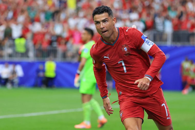 &nbsp;Cristiano Ronaldo se anticipó al defensor de Uzbekistán y marcó el 1-0 de Portugal.&nbsp;