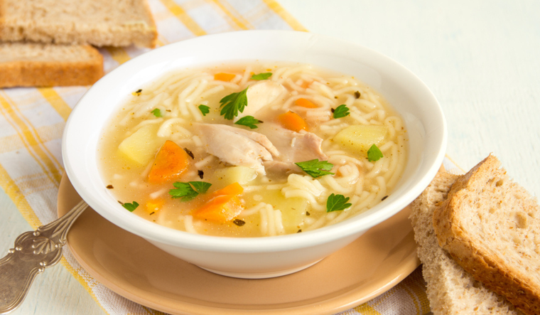 Sopa casera de pollo con fideos: calidez en cada cucharada Foto: Shutterstock