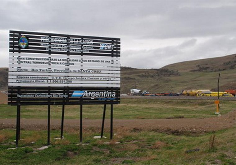 El cartel indica que se trata de una obra de Nación.