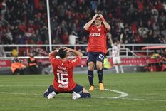 Los jugadores de Independiente lamentan el empate. Foto: FotoBaires.