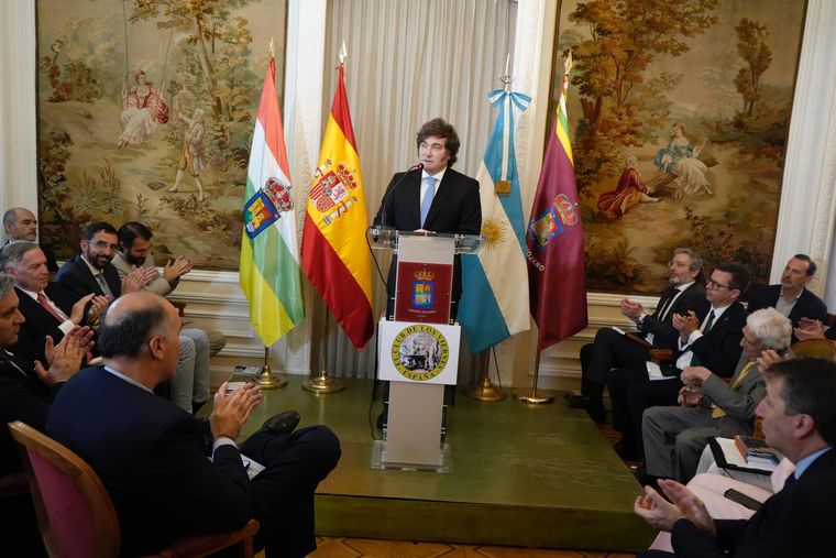 Milei recibió otro premio en España y vuelve mañana al país