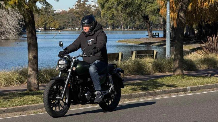 La Honda CB350 H’ness se encuentra disponible en el mercado argentino con un precio inicial de 9.550.000 pesos y una garantía de 3 años