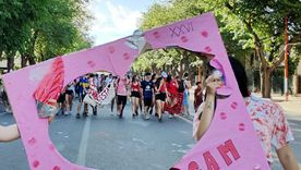 el ultimo dia antes del ultimo ano: miles de adolescentes coparon la ciudad con un banderazo el ultimo dia antes del ultimo ano: miles de adolescentes coparon la ciudad con un banderazo