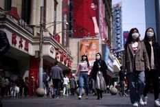 Jóvenes con barbijos en Shanghái.