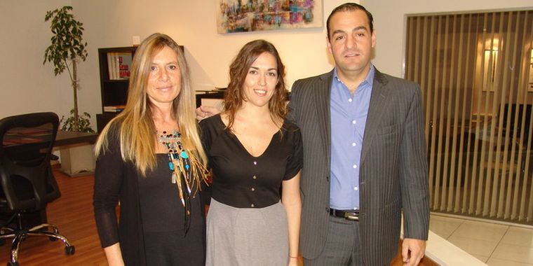 La artista Silvia Basso posó junto a la curadora de arte, María Julia Godoy, y a Nicolás Giuliani -Gerente de Almacenar-. Foto: Muriel del Barco/MDZ