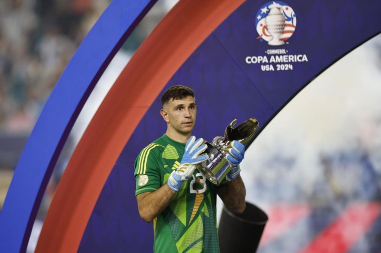 Dibu Martinez donó sus guantes para una subasta solidaria. Foto: EFE