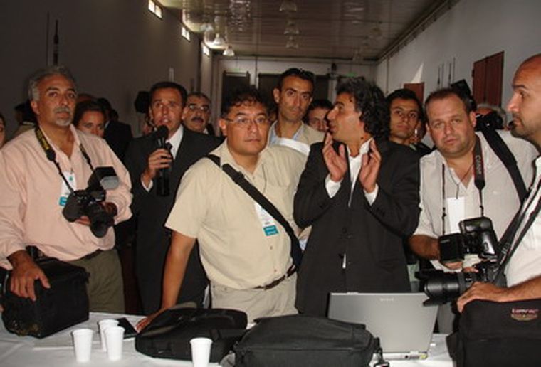 Asi tuvieron que trabajar los periodistas el sábado, en el Agasajo. Foto: MDZ