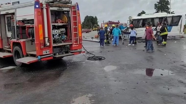Cuatro personas murieron tras una colisión entre un micro de Policía y un camión que transportaba aceite Foto: Redes sociales