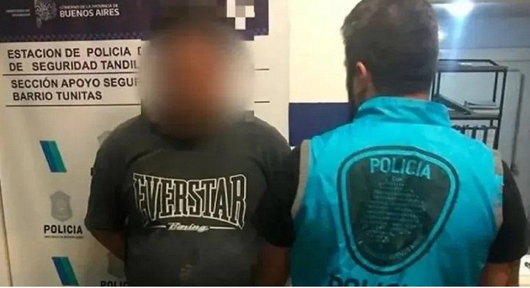 El hombre imputado en manos de la Policía. Foto: Gentileza