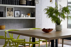 Un comedor gris y lima, uno de los ochos pares de colores que combinan bien para este tipo de espacios.. Foto: Paul Massey para Th2 Designs