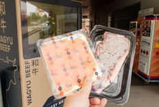 Así se ven los paquetes de salmón y carne Wagyu recién salidos de la máquina dispensadora.