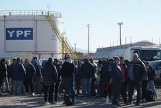el paro de petroleros se siente y no salen camiones desde la refineria de ypf el paro de petroleros se siente y no salen camiones desde la refineria de ypf