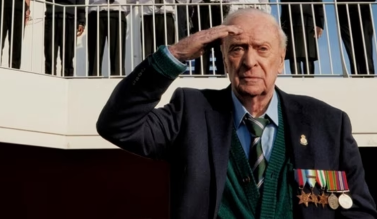 Michael Caine estrena su última película mientras vive el preocupante momento de salud que puede tener un hombre de 90 años.