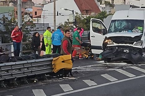 Una combi chocó contra el guardarrail y dejó 19 personas heridas y la interrupción de una mano de la autopista 25 de mayo a la altura de Boedo. Foto: X Cronista de tránsito