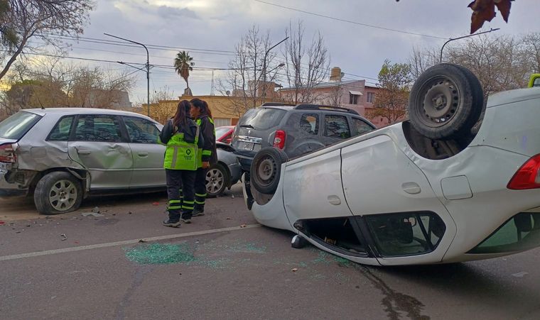 Uno de los vehículos terminó dado vuelta sobre la calzada tras intentar esquivar el choque en cadena.