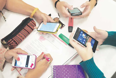 Los datos son contundentes: el 54% de los estudiantes argentinos de 15 años declaró distraerse con dispositivos digitales en clases. Foto: Archivo.