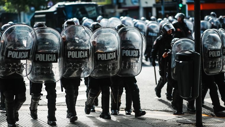 Todas las fuerzas que participan del protocolo antipiquetes aportarán unidades de infantería durante la marcha contra la reforma laboral.