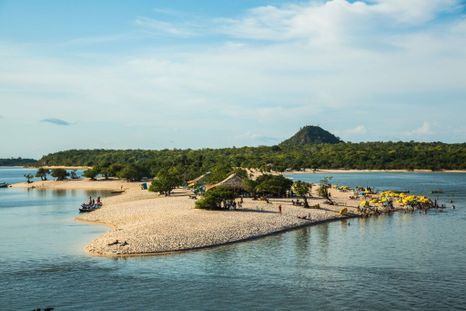Los bancos de arena de Alter do Chão emergen con la bajante del río Tapajós y forman extensas playas de agua dulce.