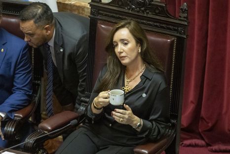 Victoria Villarruel en el estrado presidencial del Senado Victoria Villarruel en el estrado presidencial del Senado