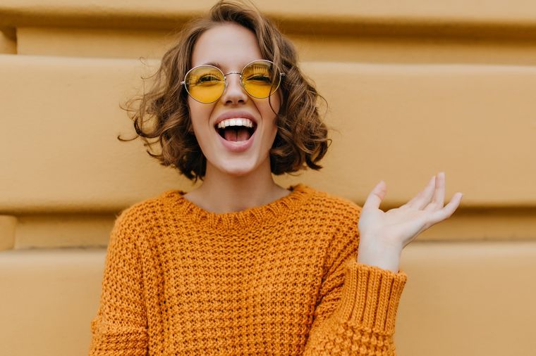 La moda, los colores, accesorios y sobre todo actitud, energía y buenas vibras, una buena combinación que te harán más atractiva. Foto: Unsplash