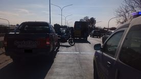 El motociclista sufrió politraumatismos leves y debio ser trasladado al Hospitan central.