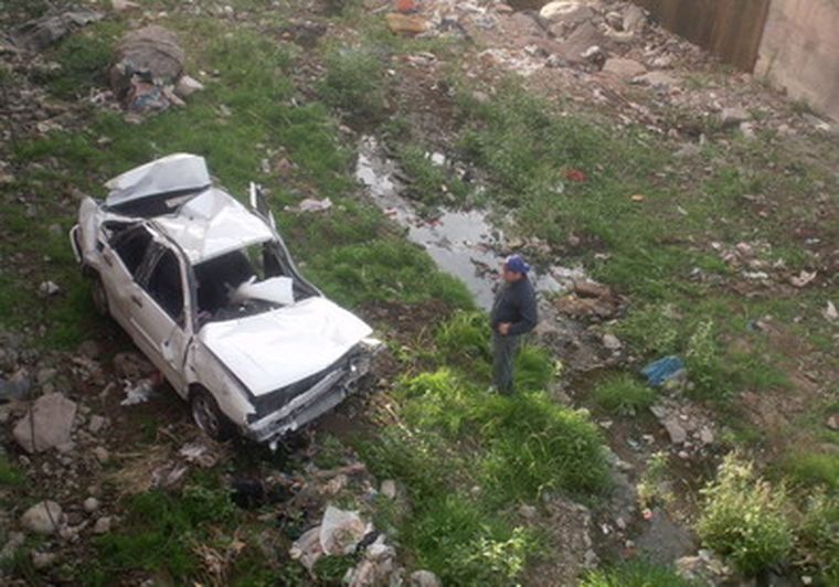 Así quedó el auto que cayó el canal. Foto: MDZ