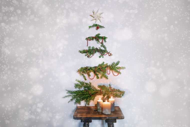 El minimalismo se instala en la decoración navideña y transforma el clásico árbol en una propuesta moderna y sustentable. Foto: Shutterstock El minimalismo se instala en la decoración navideña y transforma el clásico árbol en una propuesta moderna y sustentable. Foto: Shutterstock