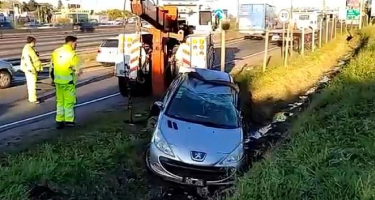 El coche tras el vuelco Foto: NA