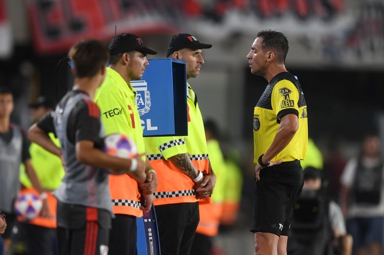 Mauro Vigliano, quien manejó el VAR en el Monumental, fue sancionado. Foto: Télam