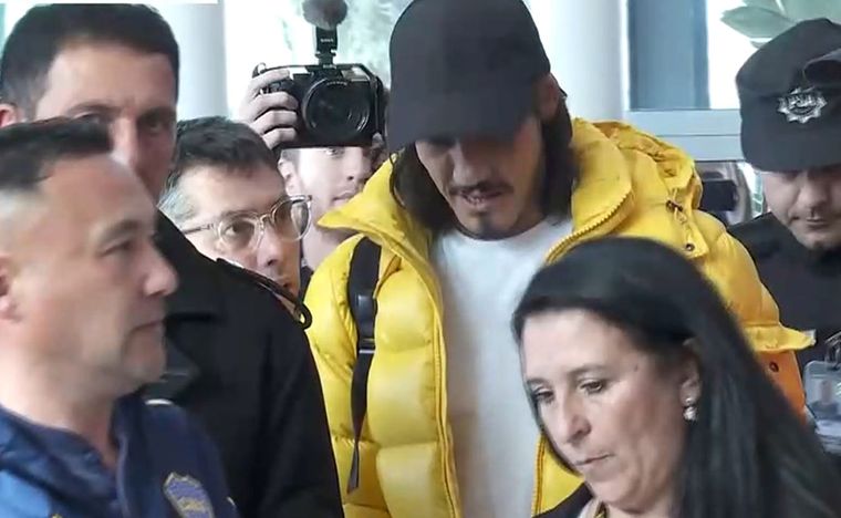 Edinson Cavani en la llegada a Argentina. Foto: Captura