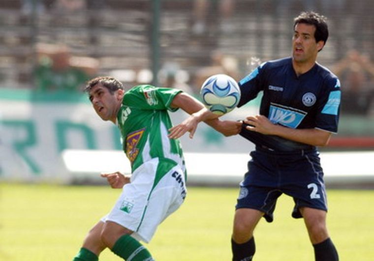 Brusco marca a un delantero de Ferro. Foto: Telam