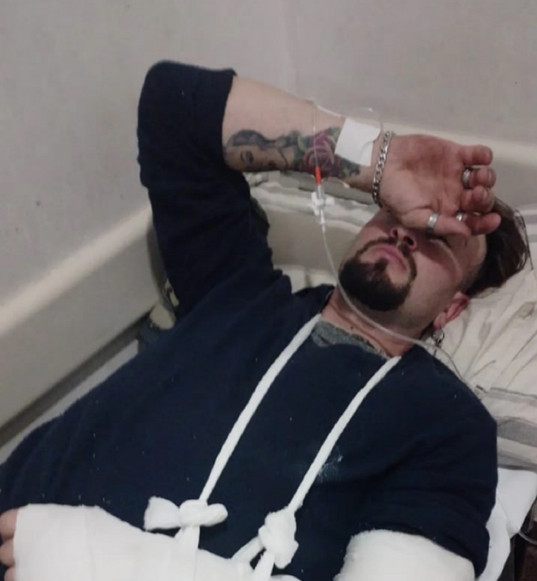 El profesor del gimnasio tras ser atendido Foto: Gentileza  Twitter/@AhoraUltimo