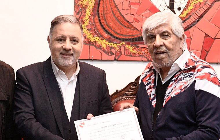 El actual presidente del club, Fabián Doman, junto a Hugo Moyano.